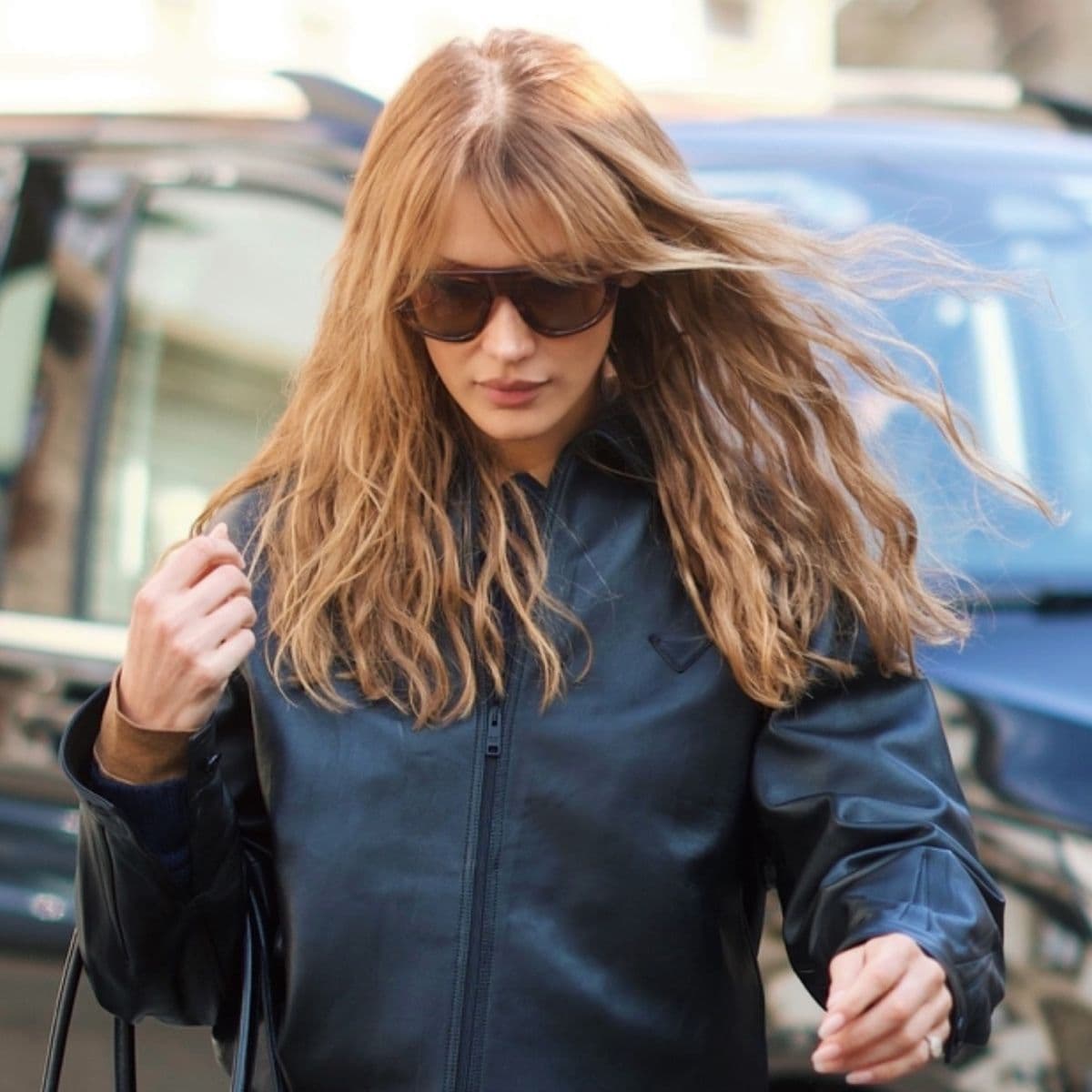  Bella Hadid Just Arrived in Milan With the XL Bag Trend Everyone With Taste Will Be Wearing in 2026 